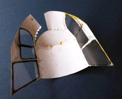 …collage étape par étape et insertion des petites languettes…