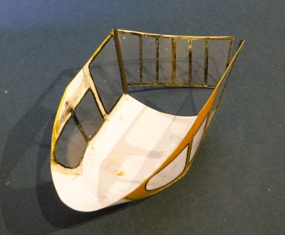 … collage d’un côté d’abord…