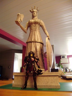 La statue et une figurine Saint Seiya