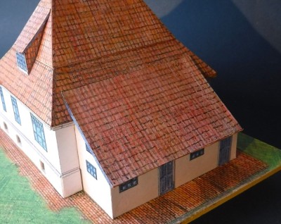 … J’ai d’abord installé l’armature de 1 mm, puis la toiture.<br /><br />Cordialement, Kurt