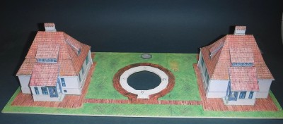 …la deuxième maison est construite à l'envers et placée sur le socle.<br /><br />Un kit de maquette vraiment magnifique et d'une grande précision ! C'est un vrai plaisir !<br /><br />Cordialement,<br /><br />Kurt