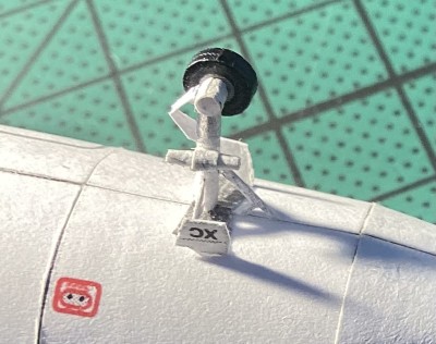 Et le train avant. Il n’y a qu’une seule roue sur chacun des trains pour le moment; je vais rajouter les autres quand l’avion tiendra debout tout seul pour que toutes les roues touchent bien par terre.