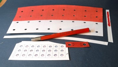 Passons maintenant à la tour : il faut travailler les hublots à l'aide d'un emporte-pièce et d'un gabarit de 4 mm...