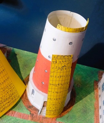 DSCF0493.JPG (154.99 Kio) Vu 199 fois ... .pour renforcer l'ensemble, j'ajoute des segments de papier de 0,25 mm ; la tour devient ainsi très solide et stable.<br /><br />Cordialement,<br />Kurt
