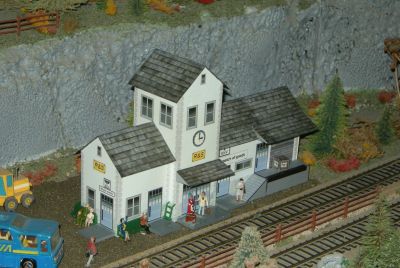 Garre R & S
Batiment aux couleur modifier et ajustÃ© en HO 
