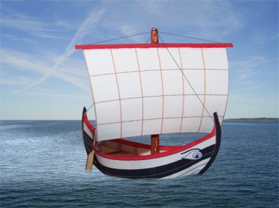 Navis Oneraria
Le bateau, grÃ©Ã© de sa voile carrÃ©e file au large de Massilia, la soute probablement bourrÃ©e d'huile d'olive, d'oignons et de tomates...
La maquette que j'avais tracÃ©e il y a 2 ans et demie. J'ai corrigÃ© la voilure et installÃ© une voile carrÃ©e plus conforme Ã  la rÃ©alitÃ©.
J'ai aussi modifiÃ© l'Ã©chelle : un tout petit 1/250 Ã¨me, Ã§a fait un bateau de 5,5 cm de long. Mais l'original n'Ã©tait pas bien grand.
