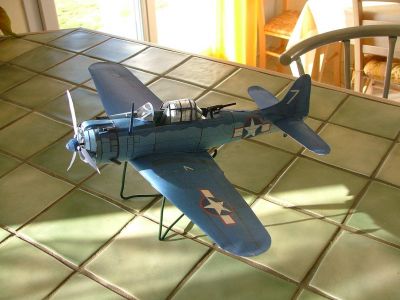 sbd dauntless
Encore sur le bar. Je suis plutot content de ma verriÃ¨re, rÃ©alisÃ©e avec le papier transparent qu'on trouve sur certaines envellopes. 
Pour les train, c'est du maly modelarz, c'Ã©tait trop grossier, et j'Ã©taits pas super content de moi, j'ai fermÃ© les trappes et l'ai posÃ© sur support, "en vol".
