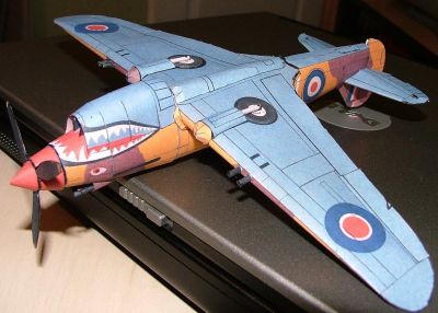 Curtiss P40 Warhawk en passage sur le dos
