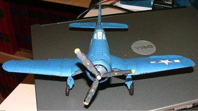 F4U en attente peinture hÃ©lice et roues
