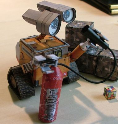 Wall E terminÃ©
... voila, avec les accessoires du modÃ¨le disponibles sur le site (extincteur, cubes, rubix cube...)

