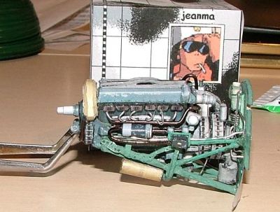 Moteur Rolls Royce Merlin 45
Les plus petites durites sont rÃ©alisÃ©es en fil de plomb Ã  soudure, les autres en fil electrique
