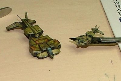 le drop ship d'alien au 1/148, et son petit frÃªre imprimÃ© en deux image par feuille
La, je crois pas que je puisse humainement faire plus petit... :)
