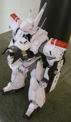 patlabor ingram 
l'acces du pilote par le dessous de la tÃªte est ouvert comme sur le "vrai", les trappes de fermeture, non visibles sur cette image puisque repliÃ©es contre le fond du cou, sont articulÃ©es et peuvent Ãªtre tirÃ©es pour recouvrir l'ouverture (avec une pince Ã  Ã©piler... et fine avec Ã§a... ^^)
Quand Ã  l'interrupteur de mise en route, c'est inutile de le chercher, j'ai otÃ© la clef de contact :p)
