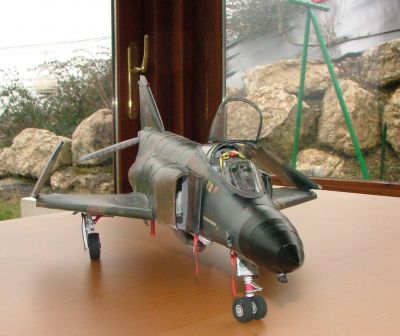 F4 phantom
la taille de ce modÃ¨le est consÃ©quente, ma table ne suffira jamais pour le dÃ©collage...
