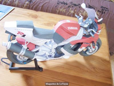 Moto Yamaha YZF R1
