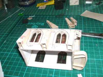 le village de dimanche illustré pages 12 et 13 l'église
Pour les vitraux. Ce sera très beau avec un éclairage. 
