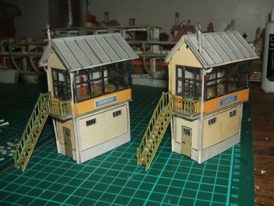 poste d'aiguillage
côté des vitrages; on voit bien l'intérieur, il ne faut pas le négliger.
