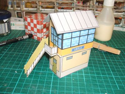 poste d'aiguillage simplifié
côté fausses vitres. Pas de souci avec l'intérieur.
