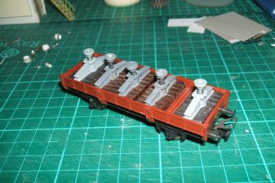 vérins de grue jouef
Rebuté par le prix courant pour ce type de pièce, je les ai fabriquées en carton. Planche et montage sur le forum. Une fois sur le wagon, on ne sait plus qui est qui et ils sont aussi fonctionnels. Ils sont bien plus faciles à faire si on les fait fixes.
