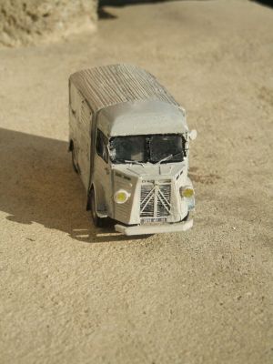 citroën type H
avant; grands chevrons, pas d'ouïes en bas de la calandre, deux vitres, essuie glaces divergents au repos (mais on pouvait sans doute bien monter n'importe quoi!).
