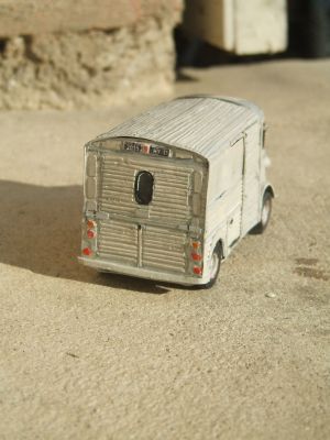 citroën type H
vue arrière; sans doute fausse (trop de lumières pour un vieux véhicule); pare choc faux
