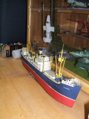 titan 1
en bristol, motorisé (sans télécommande, maintenant ce serait facile) ; la rampe de lancement du natter qu'on voit derrière est en carton, l'avion lui est en bois. Je ne trouvais pas la maquette de cet original intercepteur, alors j'ai improvisé. On ne voit pas la différence avec le plastique

