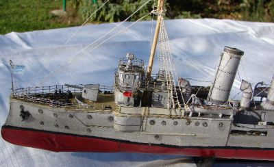 uruguay 3
la proue, le chateau avant, les chaînes d'ancre; les détails viennent des plans de la "gazelle" (dreadnought project). L'échelle des cheminées est en métal. Le fil imprégné de cyanolit n'est pas assez résistant pour équiper un modèle naviguant
