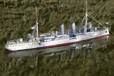 uruguay
Pour demain
Il est bien en carton et il est bien sur l'eau. Nouveau nautilus?
