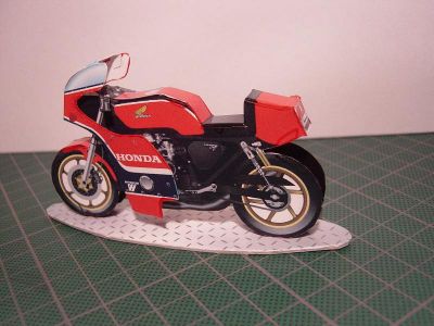 HONDA V-PER CB750 Cafe
RÃ©alisÃ©e avec un petit fils un jour de grÃ¨ve
