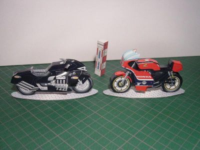 Les 2 motos de WHITEHOUSE
