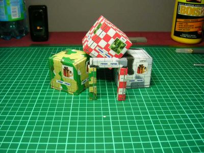 Mes ptits cubes ( avec mes remerciements Ã  Buzuc , Morph et Filbug ) .
Je prÃ©sente mes cubes , car se sont des maquettes Ã  part entiÃ©re , et surtout c'est mon
premier pas vers la conception de modÃ©les papier carton .
