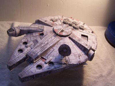 faucon millenium
voici le faucon millenium pris sur ce site
http://www.taringa.net/posts/arte/786593/Papercraft%C2%B4s-de-star-wars,-volver-al-futuro-y-mas!!!.html
