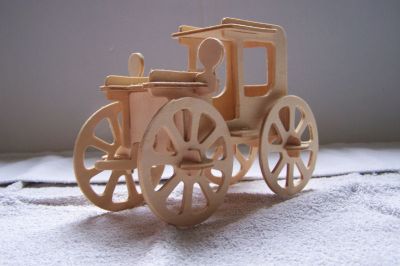 voiture ancienne en bois

