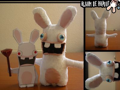 Lapins crÃ©tins 2
Oui je sais le lapin de droite n'est pas en papier mais il est fait main en tissu alors je me suis dit qu'il valait la peine d'Ãªtre vu et il est trop beauuuu...
