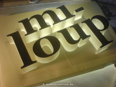 Un logo
Fait main. Avant de dÃ©couvrir Sketchup, Papekura (merci le forum en papier) et toutes ses possibilitÃ©s. Logo pour mon site. Le dessus en papier. Les bords en papier calque. Pour les courbes, c'Ã©tait pas toujours Ã©vident Ã  mesurer. Le dessous est trouÃ© au format des lettres. Une source lumineuse dessous et tadam! on dirait du plexiglass non?

