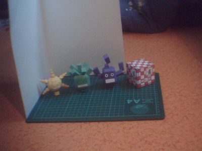 Moyashimon
mes maquettes 11 12 et 13. enfin 13 11 12 de gauche Ã  droite. ce sont des perso de l'anime Moyashimon, un animÃ© sur les microbes. alors de gauche Ã  droite je vous prÃ©sente: A.Oryzae(sers Ã  la fermentation en transformant l'amidont en sucre); P.Chrysogenum(les moisisure verte qu'on trouve sur le pain; et Trichoides(moisisure noire qu'on trouve sur les joins de carreaux de salle de bain)
