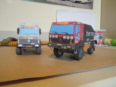 deux camions mercedes du dakar
