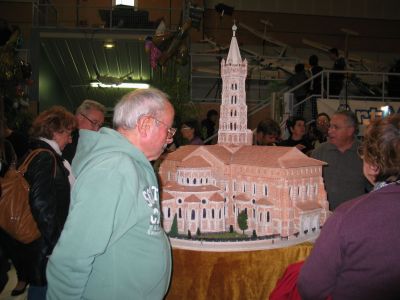 rÃ©alisÃ© en petite briquette il me semble que c'est le coeur de St Sernin Ã  Toulouse manque encore la nef et le portail d'entrÃ©e
