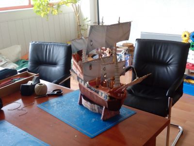 the wicked wench
rÃ©alisation effectuÃ©e avec un enfant prÃ©sentant des troubles du comportement, rescapÃ© d'une exclusion scolaire dÃ©finitive. Le symbole est d'autant plus fort que le bateau Ã©tait initialement prÃªvu par les studios disney pour Ãªtre le black pearl, avec son trÃ¨s cÃ©lÃ¨bre pirate Ã  son commandement.
