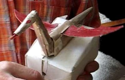 Les ailes se lÃ¨vent
SacrifiÃ© ensuite ppour cause de poussiÃ¨re trop incrustÃ©e et de dÃ©collages irrÃ©cupÃ©rables ... 
RIP petit dragon...
