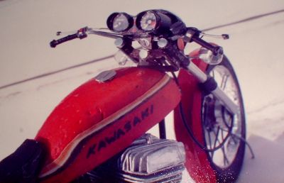 Kawasaki 750 H2 - Haut
Il est clair qu'il n'y a pas que du papier-carton :un bloc de polystyrÃ©ne pour le rÃ©servoir, du fil de fer pour le guidon...
