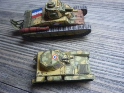 AMR 33 et Char D1
https://randpmodels.webnode.cz/models-1-87/
